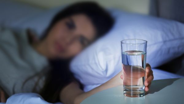 يساهم تناول كوب من المياه قبل النوم على جعل بشرتك متوهجة، وحمايتها من التجاعيد المبكرة.