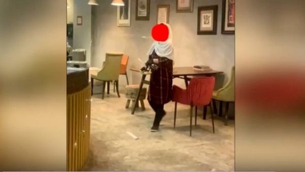 مشهور يغافل فتاة تعمل بالمقاهي ليصورها ويسخر منها