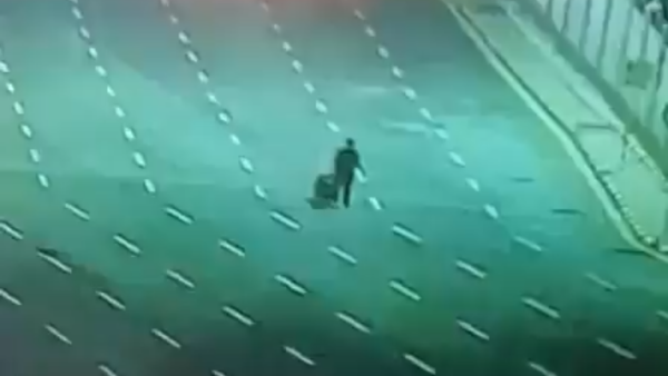 سعودي يعود وحيدًا من جسر الملك فهد لعدم إكماله جرعة اللقاح