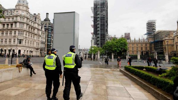 عنصران من الشرطة البريطانية