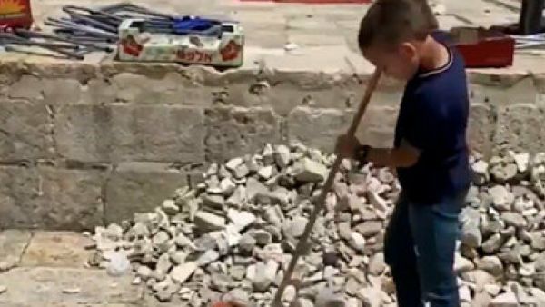 طفل فلسطيني ينظف ساحات المسجد الأقصى