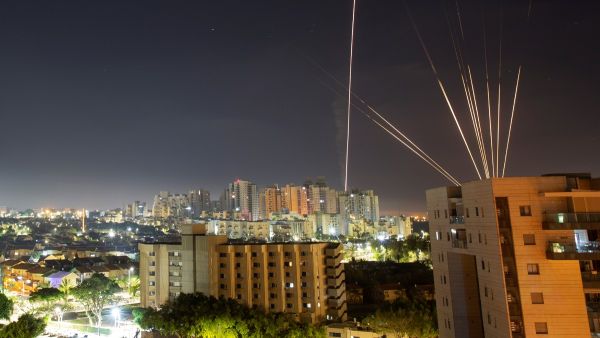 استهداف مدينة تل أبيب بوابل من الصواريخ