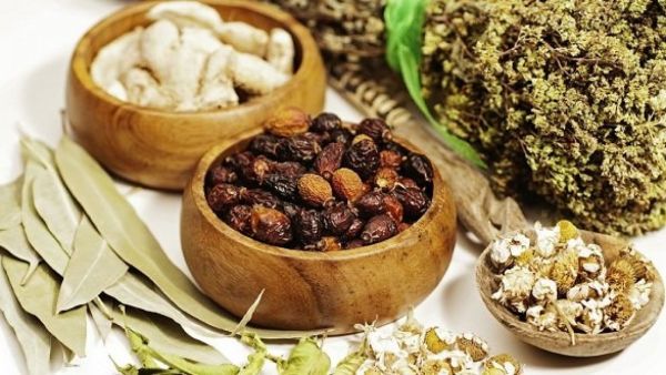 يوجد الكثير من الناس ايضا يعتمدون على الخلطات الطبيعيه التي مكوناتها متوفره في كل منزل لتخسيس الوزن . مثل خلطه مشروب القرفه
