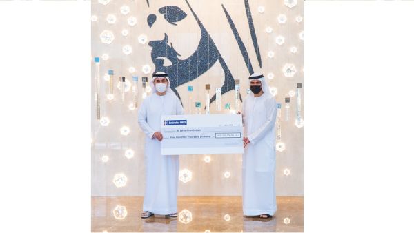 الدكتور عبدالكريم سلطان العلماء، الرئيس التنفيذي لمؤسسة الجليلة بنك الإمارات دبي الوطني يتبرع بنصف مليون درهم لصالح مؤسسة الجليلة
