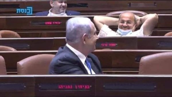  احمد الطيبي العضو العربي في الكنيست الاسرائيلي وهو ينظر الى رئيس الحكومة المنتهية ولايته