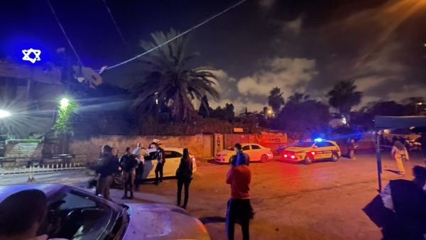 مستوطنون إسرائيليون يعتدون على أهالي "الشيخ جراح" بغاز الفلفل