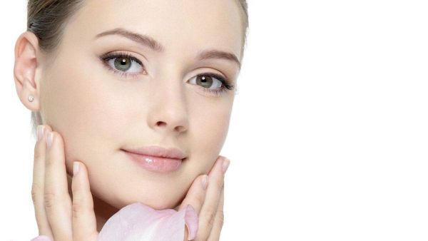 كثرة الجلوس أمام الشاشات واستخدامها لساعات طويلة يسبب اجهاد العين ويساهم أيضاً في جفاف الجلد حول العين