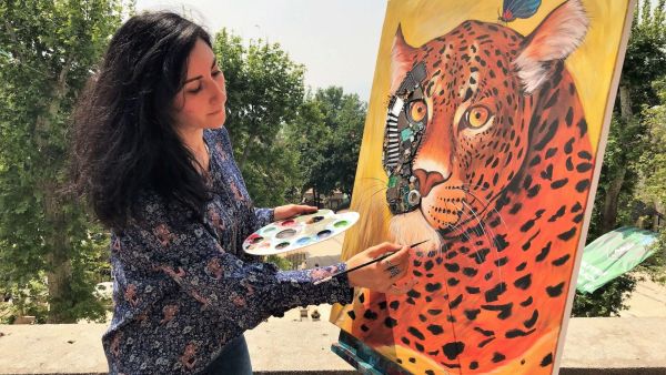 رسامة تبدع تحفا فنية من المخلفات الإلكترونية