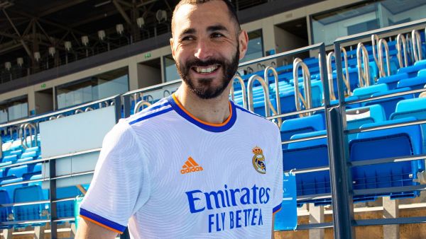 بنزيمة يعرض قميص ريال مدريد الجديد