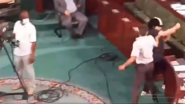 لكمات تعطل جلسة البرلمان التونسي