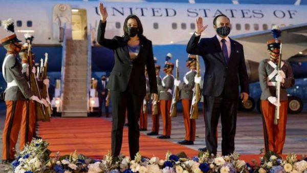 نائبة الرئيس الأمريكي تصل غواتيمالا بعد عطل فني في طائرتها
