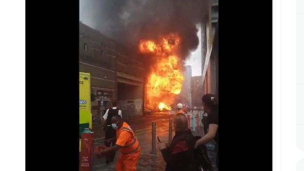 أظهر مقطع مصور على حساب فرقة إطفاء لندن على تويتر وقوع انفجار وتصاعد ألسنة اللهب