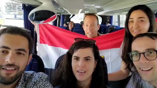 حسين أبو بكر منصور مع إسرائيليين في تل أبيب