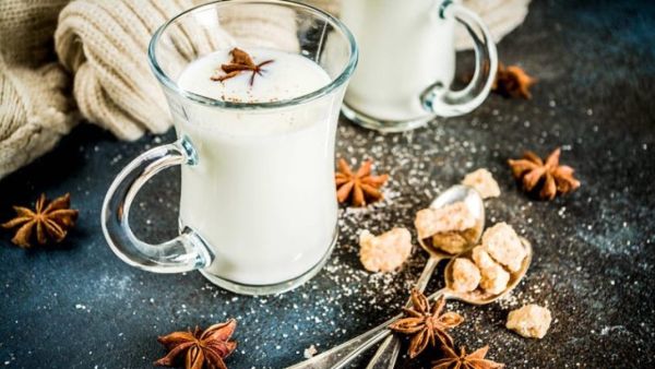 لعب دور مهمّ في تقوية العظام والأسنان.