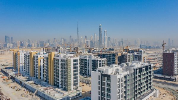 سيضم المشروع ريفيرا عند اكتماله 71 مبنى متوسط الارتفاع تطل على بوليفارد للتجزئة، وممشى على القناة تنتشر فيه المطاعم والبوتيكات، ومساحة اجتماعية خضراء تحمل اسم "لو جاردين". عزيزي تبرم اتفاقية مع "شيلفكو للصناعات المعدنية" لتوريد منتجاتها إلى ريفييرا