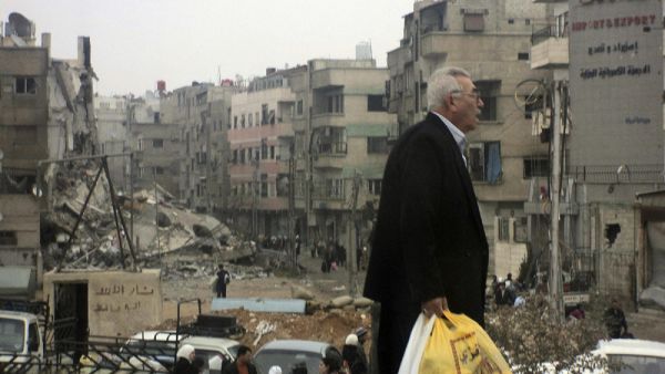 أدت الظروف المتدهورة في دمشق إلى زيادة اعتماد السكان بشكل حاد على مساعدات الآخرين