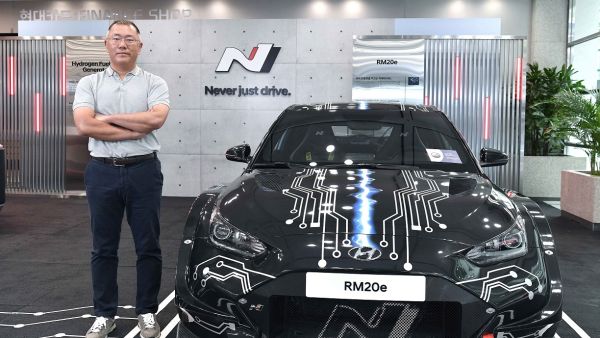 Hyundai Motor Group Chairman Euisun Chung Honored With The Issigonis Trophy At The 2021 Autocar Awards