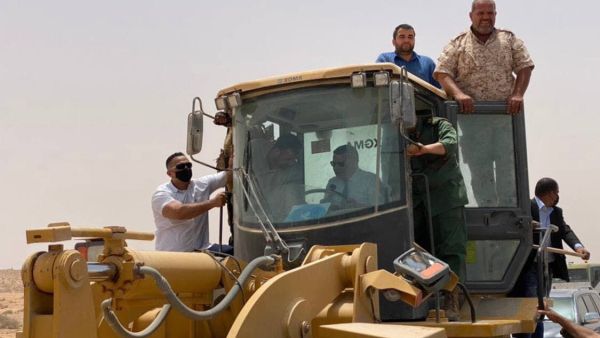 عبد المجيد الدبيبة يشارك في إزاحة السواتر الرملية 