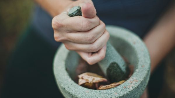 طبيب البوابة: 5 أعشاب يمكن أن تساعدك على الحمل