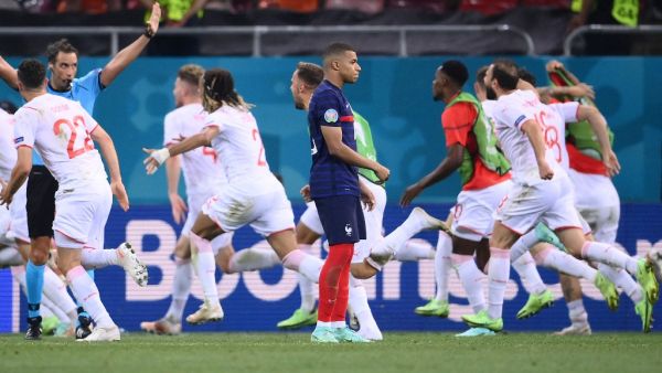 After missing the penalty that sent France packing from Euro 2020, the PSG forward has received backing from the Moroccan midfielder (Photo: AFP)