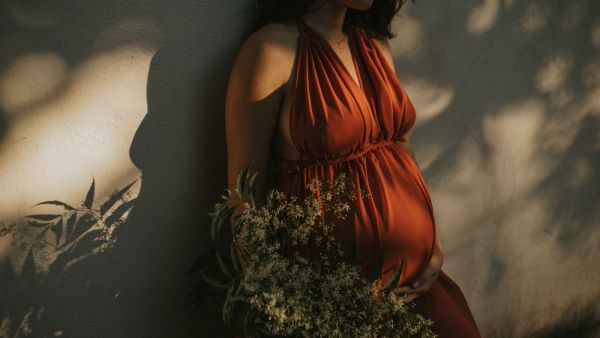 عزيزتي الحامل: ماذا تعرفين عن مخاطر الإفراط في النوم أثناء الحمل؟