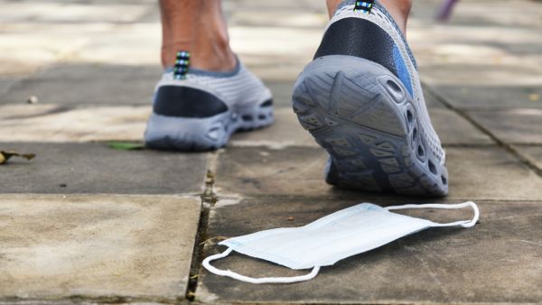 throwing masks and gloves on the road will cost you money in UAE