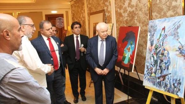 خلال الحدث أبوغزاله يرعى معرضاً تضامنياً لفنانين تشكيليين دعماً لفلسطين