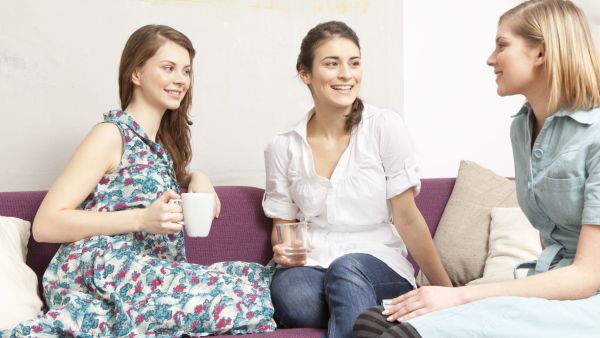 يعتبر افشاء الاسرار من اكثر العلامات المميزة للنميمة