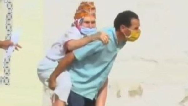 تونسي يحمل والدته على ظهره