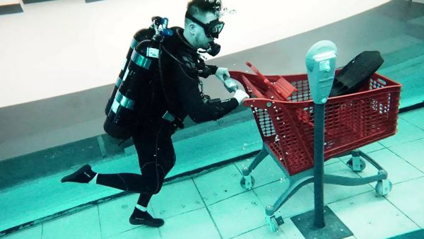 دبي.. تسوق في أعمق مسبح للغطس بالعالم