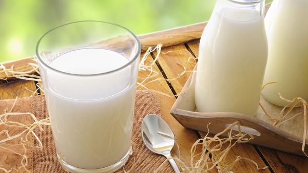 يحتوي الحليب بالثوم على مضادات الالتهاب وهو يساعد على تعزيز المناعة ويخفض نسبة الكوليسترول