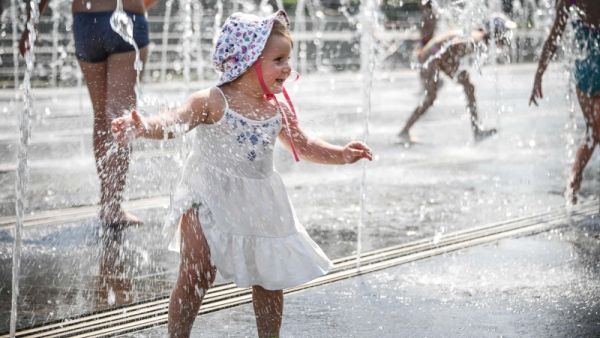 موسكو.. يهرعون إلى النوافير للتخفيف من وطأة الحر