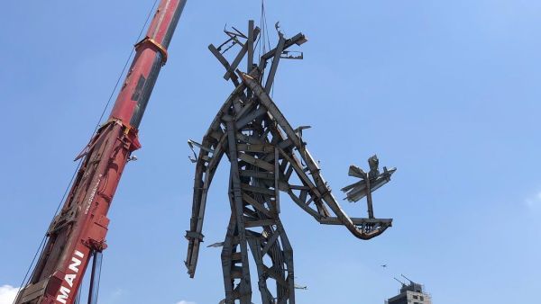 The Gesture is a momentary gesture for Beirut towards loss and grief, marking the catastrophe of August 4th, 2020