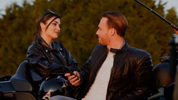 Arab Fans Leak Kerem Bürsin and Hande Erçel Kissing in Sen Çal Kapimi's Next Episode