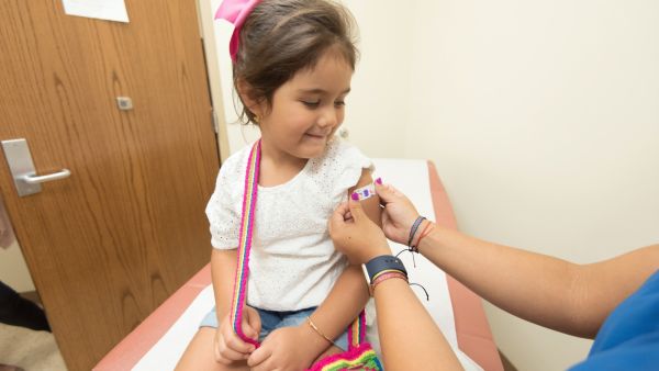 طبيب البوابة: ما يجب أن تعرفه عن تطعيم الأطفال ضد مرض كوفيد -19