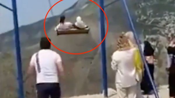 سقوط فتاتين من أرجوحة فوق قمة جبلية