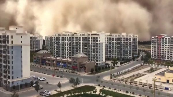 عاصفة رملية تبتلع مدينة صينية في دقائق