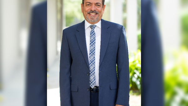 أشار إلى أن مركز التميز في التعليم والتعلم CETL بجامعة الإمارات يتكون من أربعة وحدات رئيسية وهي: وحدة التطوير المهني لأعضاء هيئة التدريس، ووحدة تصميم الوسائل التعليمية، ووحدة أبحاث وتقييم التدريس ووحدة الكتب الدراسية الإلكترونية. مركز التميزفي التعليم والتعلم بجامعة الإمارات يحصل على جائزة البلاكبورد الدولية لعام 2021
