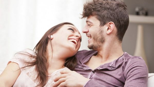 يمكنكما التخطيط لمستقبلكم والقيام بذلك معًا؛ ويجعلكما ذلك فيما بعد زوجين متوافقين