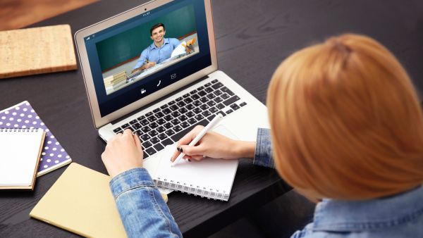 حفزي طفلك بالمكافآت لإقناعه بفعل شيء ما، في البداية