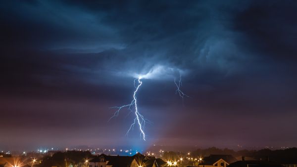 India lightning blots kill 11 tourists.