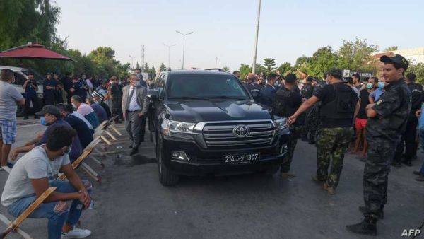 مناوشات بين أنصار حركة النهضة، وأنصار الرئيس التونسي