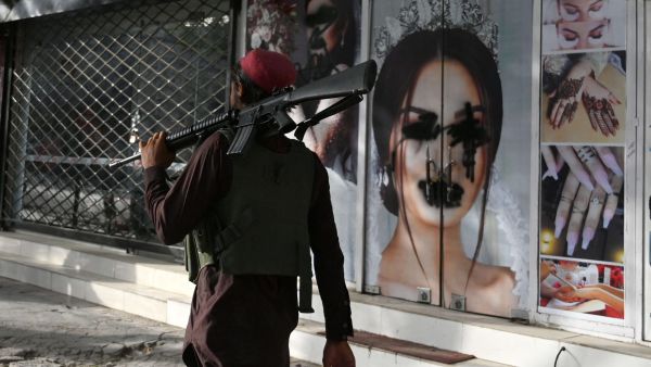 كابل.. طلاء صور النساء بالسواد خوفا من طالبان