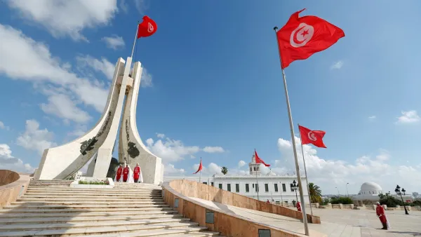 يساريون وعلمانيون في جنازة الديمقراطية التونسية