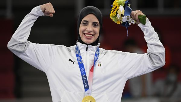 المصرية فريال عبد العزيز تحتفل بذهبيتها في الكاراتيه كوميتيه للسيدات