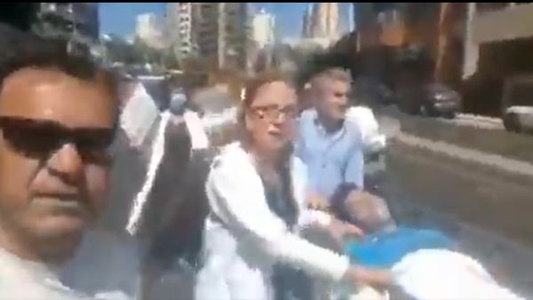 فيديو.. نقل مريض سيرا على الأقدام لعدم توفر الوقود