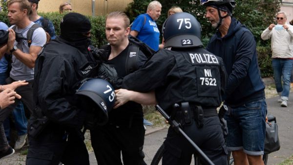 Anti-lockdown protesters attacked by police in Germany