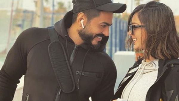 بسمة بوسيل تحتفل بعيد ميلاد تامر حسني مباشرة على المسرح