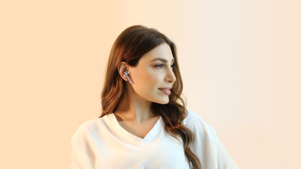 يارا x سماعات HUAWEI FreeBuds 4 - لون Silver Frost هواوي تتعاون مرة أخرى مع نجمة الموسيقى الشهيرة يارا في فيديو موسيقي شيّق يُظهر سماعات HUAWEI FreeBuds 4 الجديدة