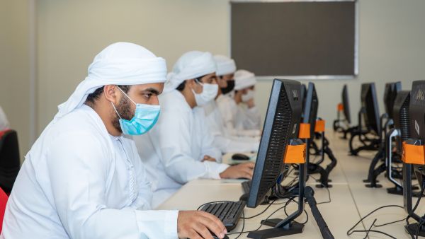 كانت إدارة الجامعة قد أعدت برنامجاً متكاملاً لاستقبال الطلبة الجدد، وذلك عبر برنامج "مرحبا الساع"، يستمر لغاية يوم الخميس جامعة الإمارات تستقبل الطلبة المستجدين للعام الأكاديمي الجديد